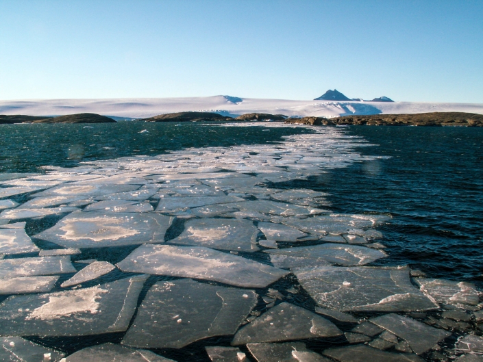 Offshore from Mawson, newly formed sea ice, with Mt Henderson poking through the ice plateau © Stevie Davenport