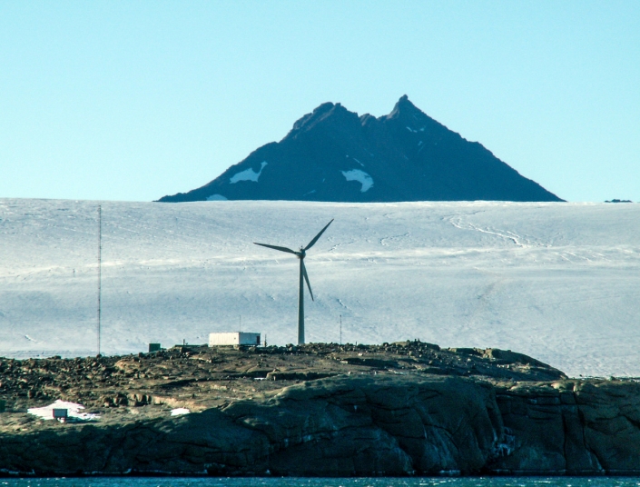 Mawson Station with the Masson Range and Rumdoodle behind © Stevie Davenport